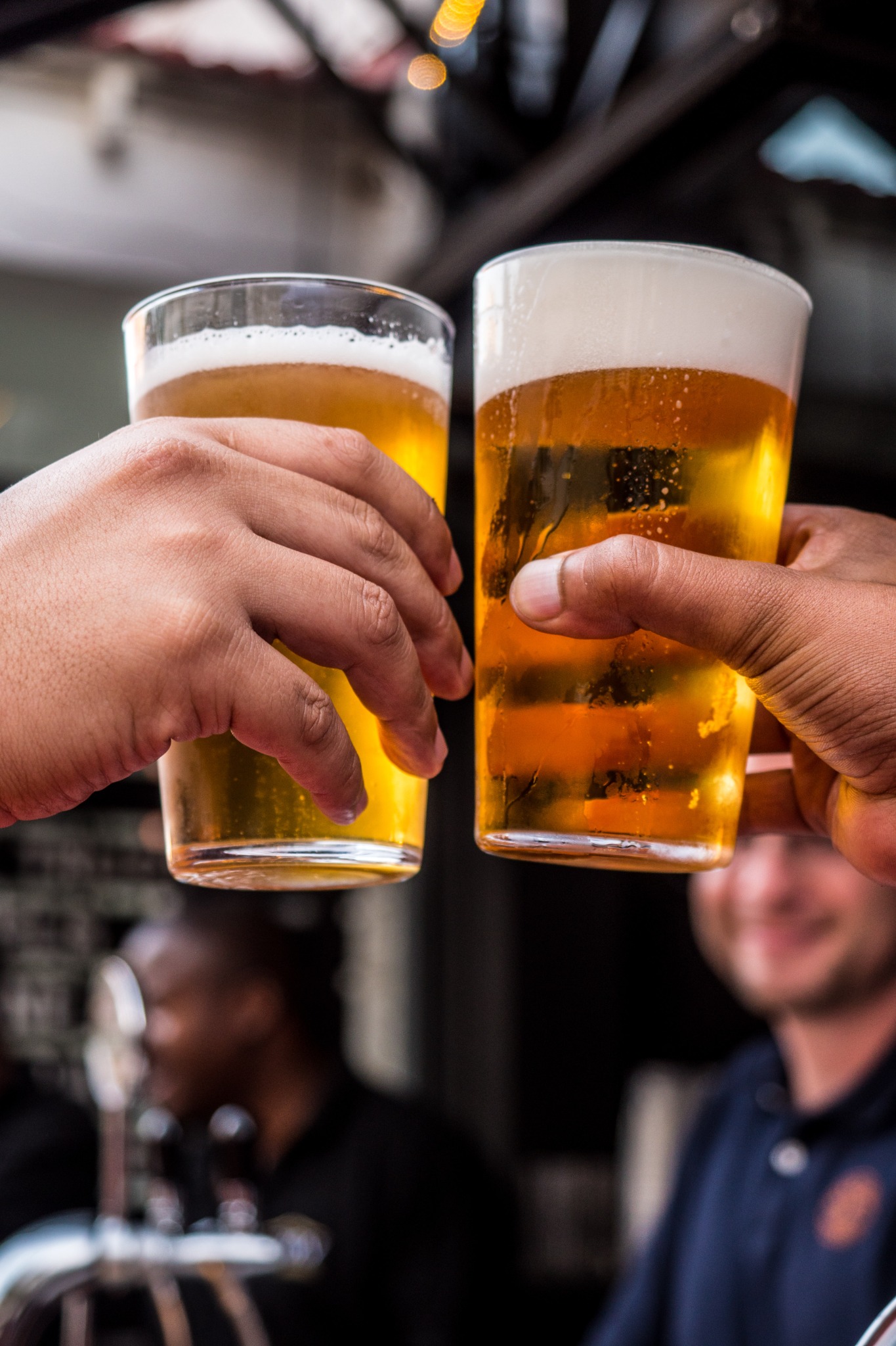 Dos vasos de cerveza