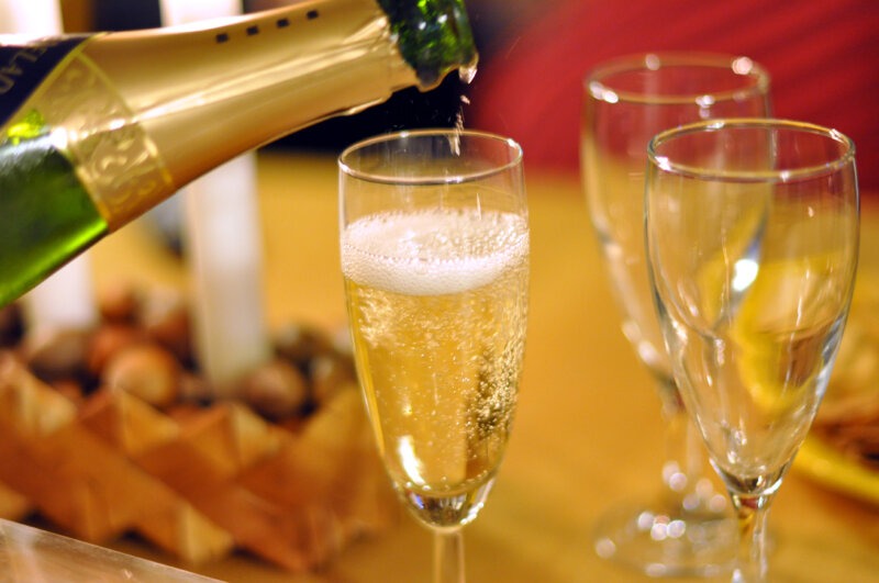 Espumante servido en copas para el brindis