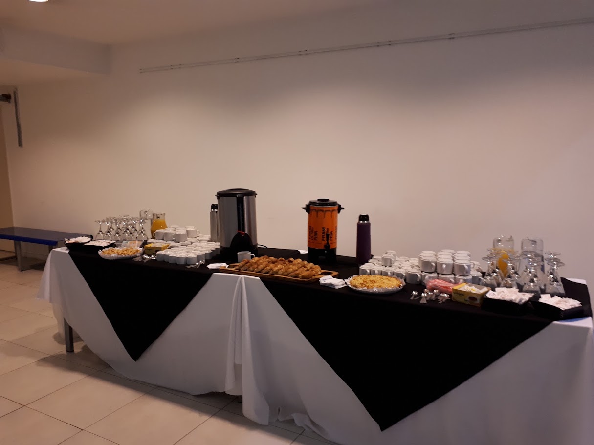 Mesa de café de OTR con tazas y acompañamientos