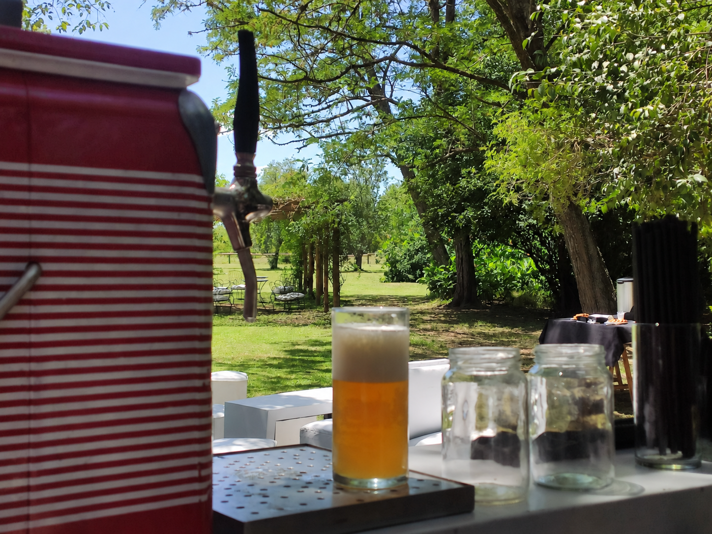 Chopera de cerveza con un vaso servido al aire libre