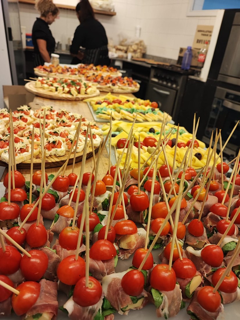 Variedad de bocados y pinchos para la recepción de OTR
