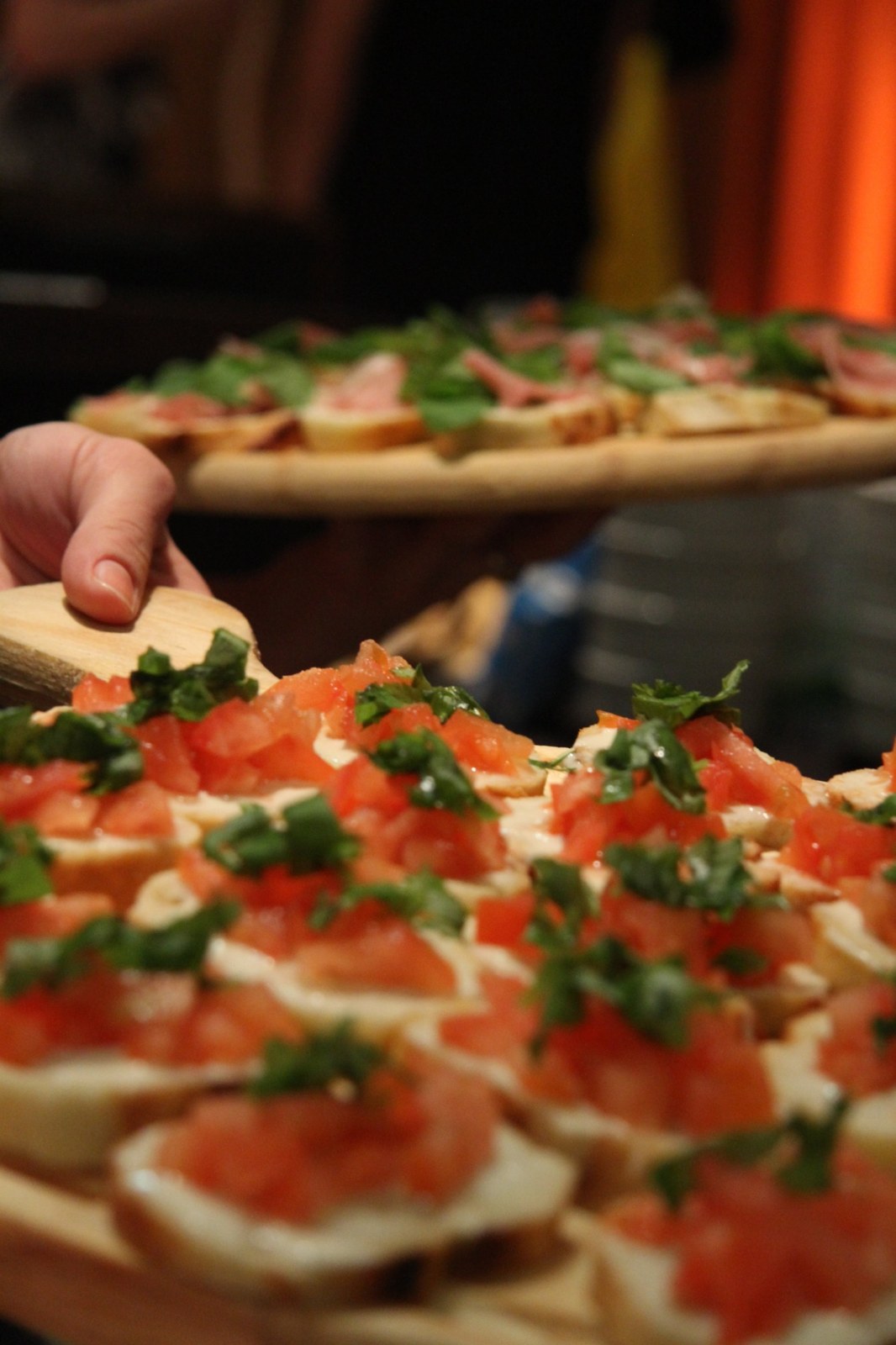 Bruschettas de tomate y hojas verdes de On The Road