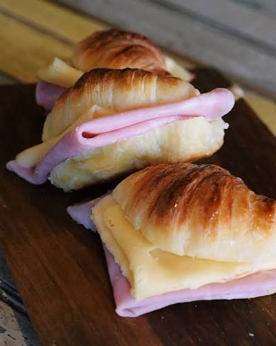 Medialunas con jamón y queso para el fin de fiesta
