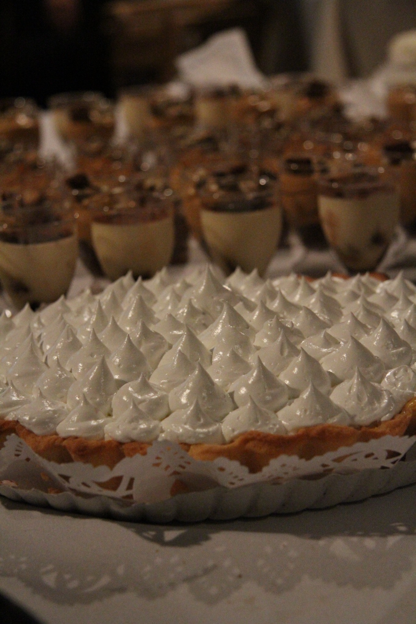 Tarta con merengue y copitas dulces de OTR