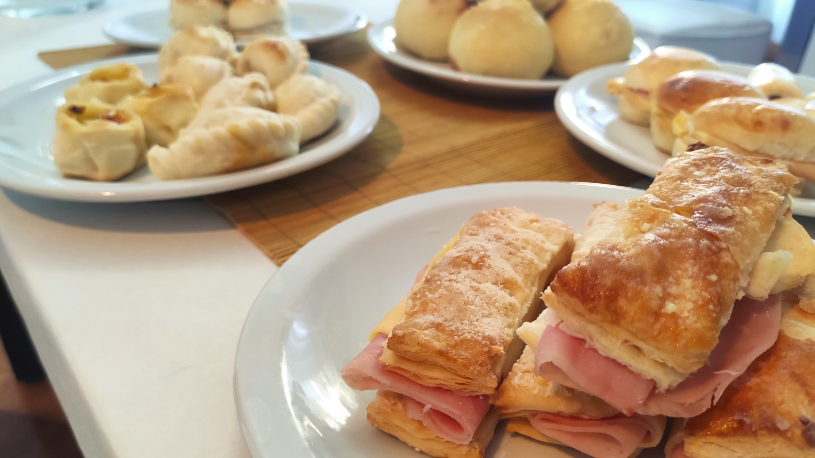 Lunch de OTR con sándwiches, empanadas y bocados