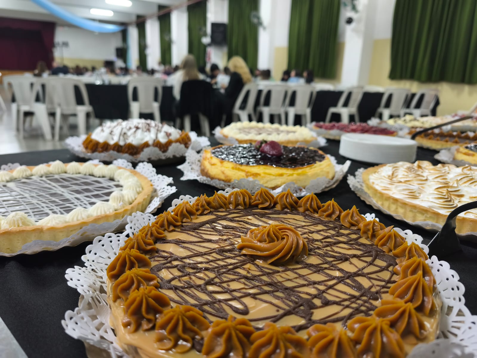 Mesa dulce con tortas completas de OTR