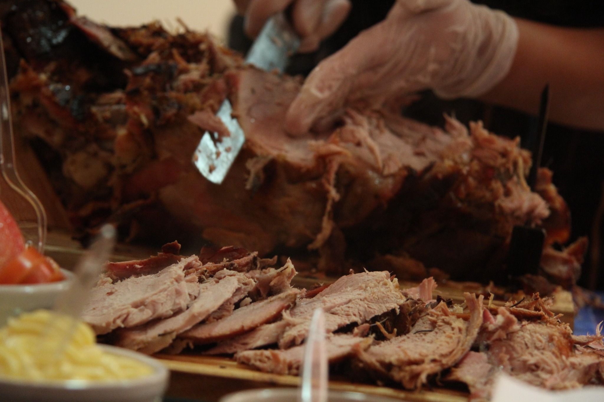 Pernil de OTR durante el corte y servicio