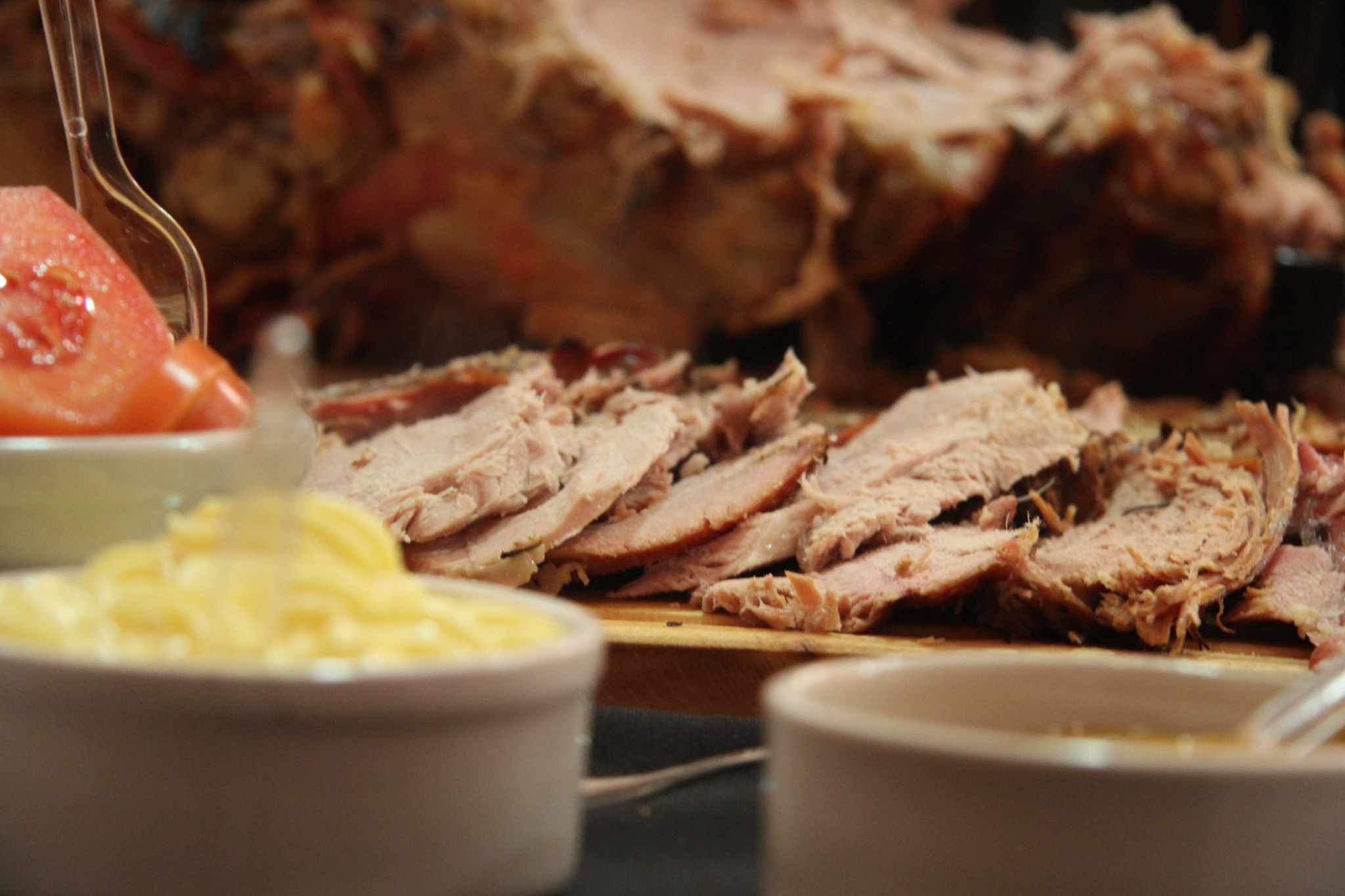 Pernil acompañado de mayonesa y otras salsas