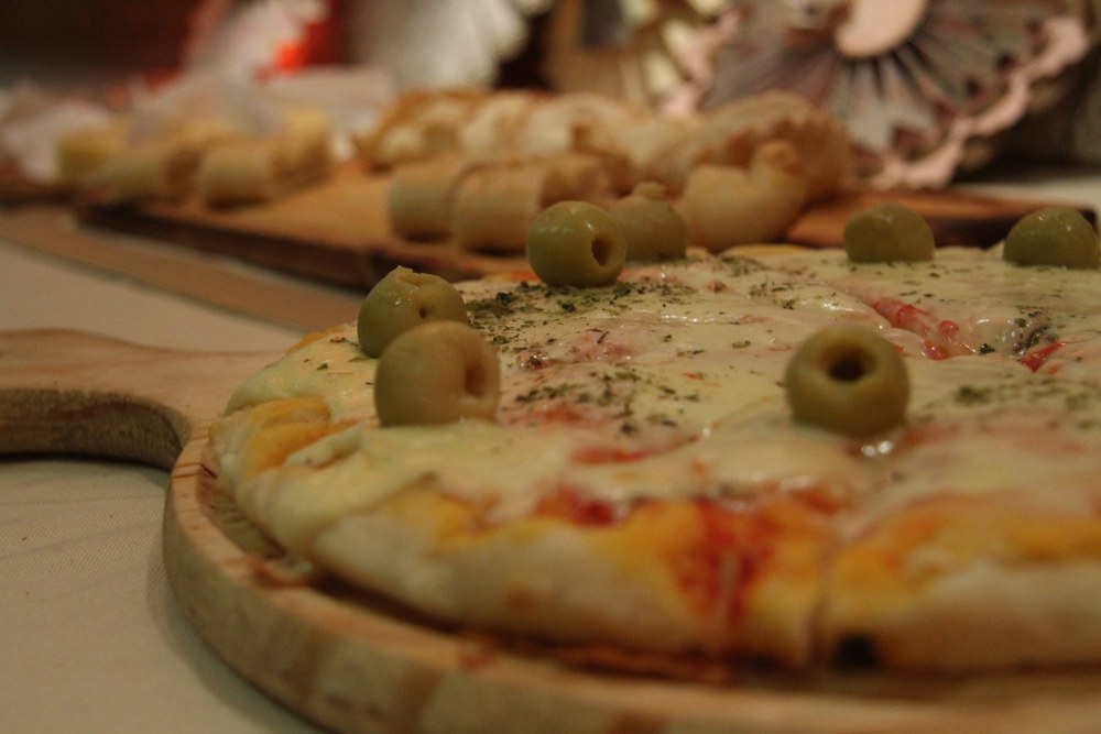 Pizza de mozzarella con aceitunas de On The Road