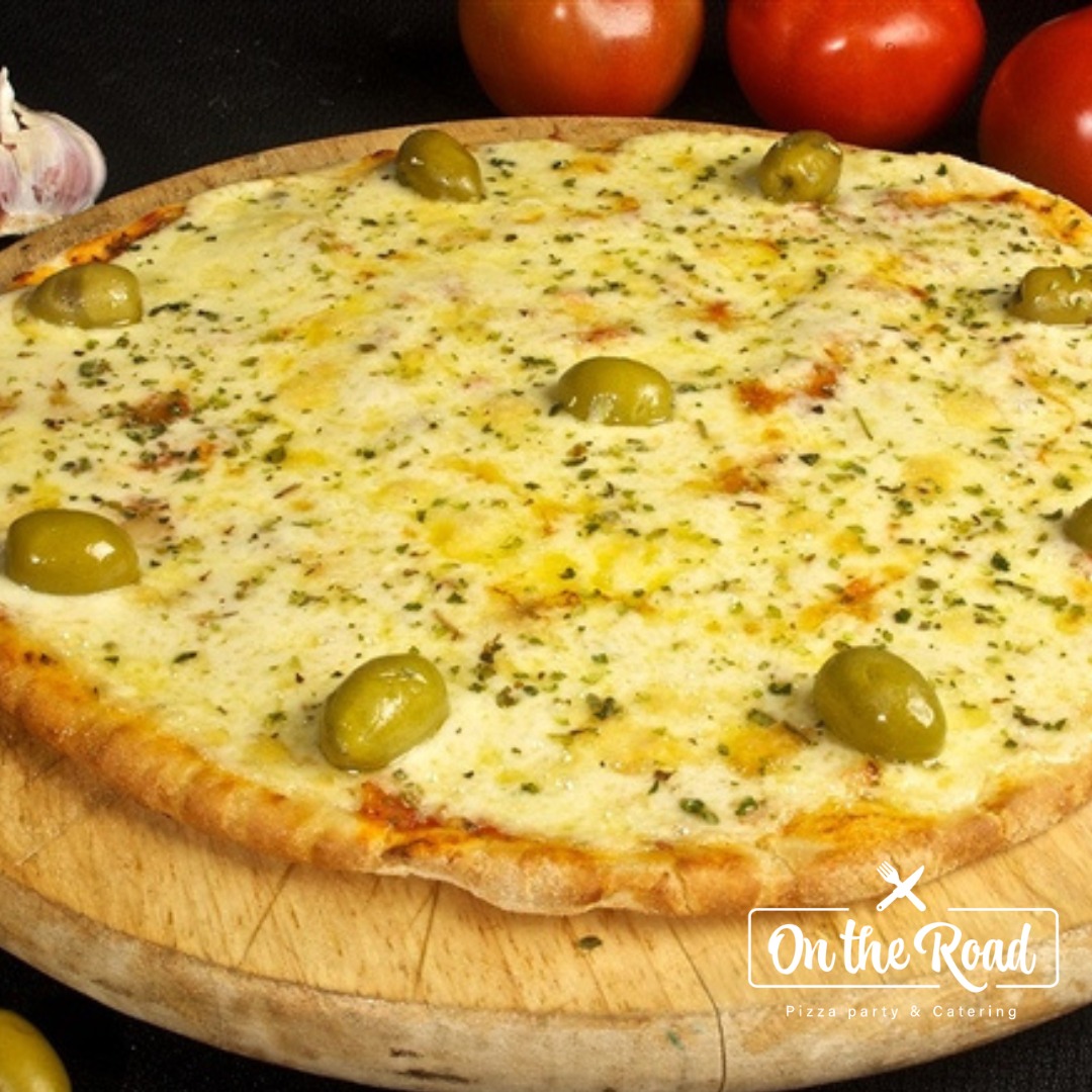Pizza de mozzarella con aceitunas de On The Road