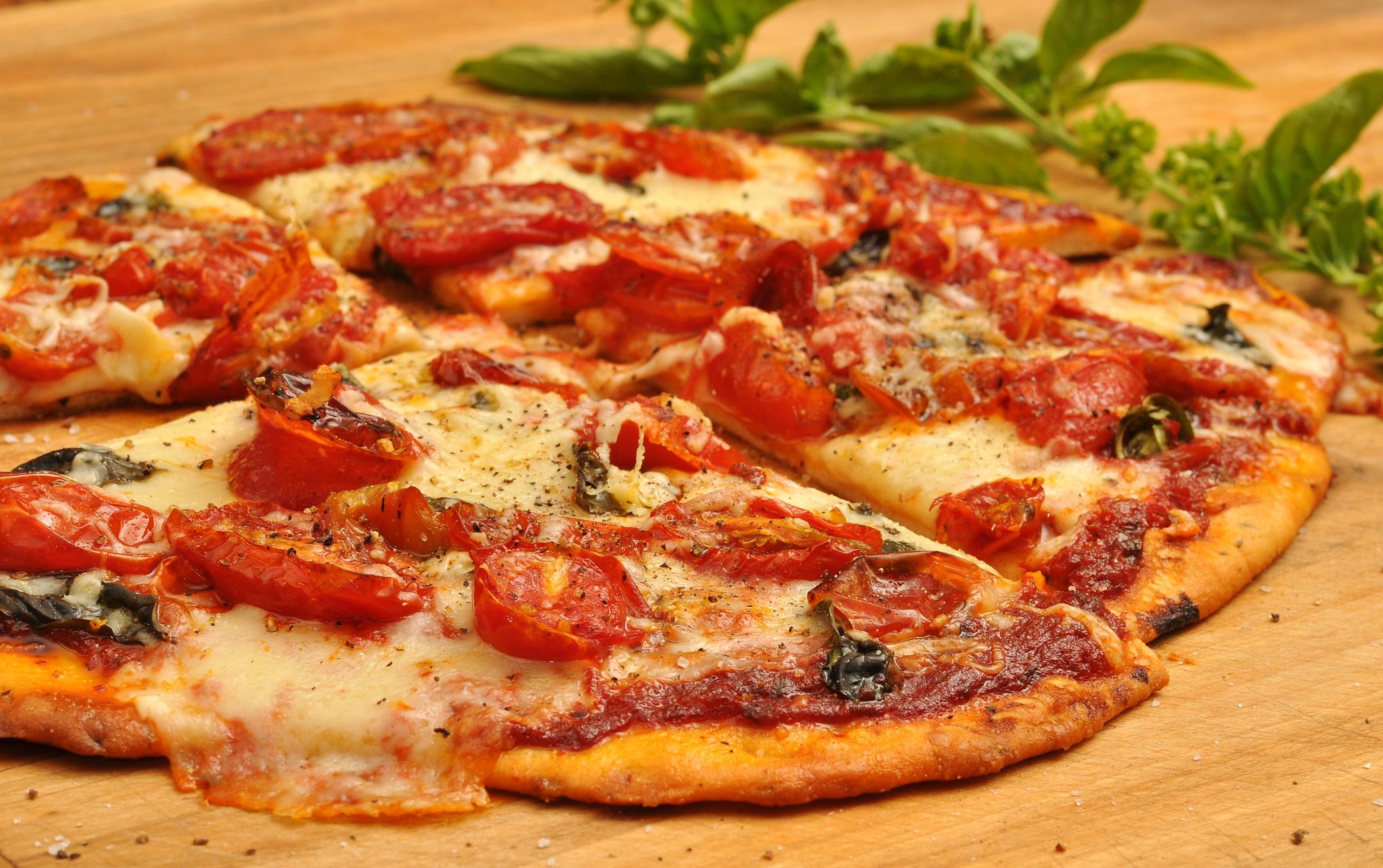 Pizzas artesanales con mozzarella, tomates asados y albahaca de On The Road
