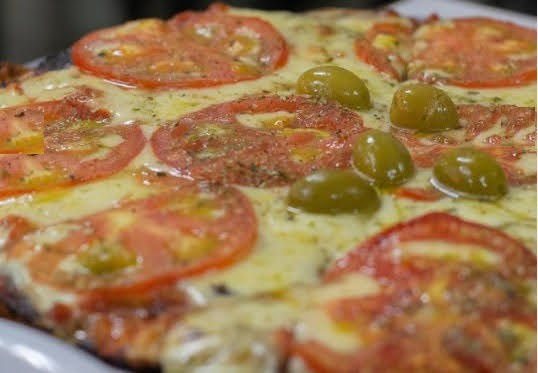 Pizza artesanal de On The Road con tomate, mozzarella y aceitunas