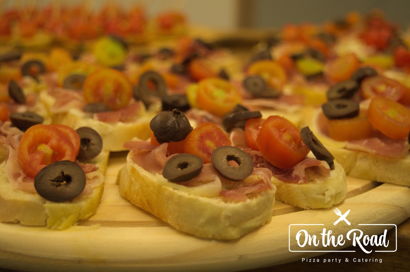 Bocados con jamón, tomate y aceitunas preparados por OTR