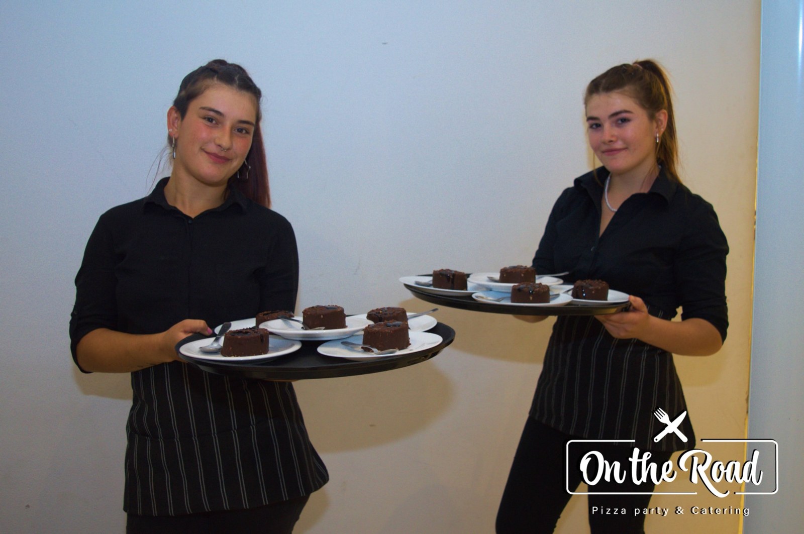 Camareras de OTR sirviendo postres en un evento